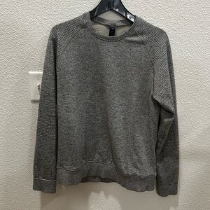 Like new lululemon Engineered Warmth Long-Sleeve Crew size Me. Gull grey color.